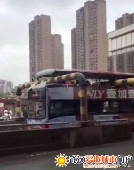 2死6伤！武汉双层巴士撞限高架被“削顶”，事故是怎么发生的？