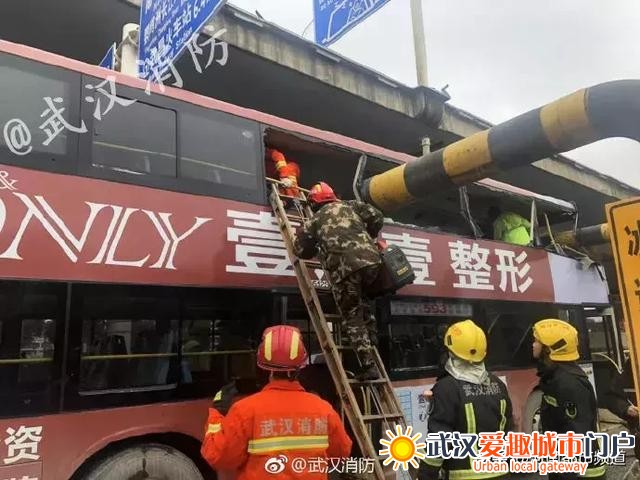 2死6伤！武汉双层巴士撞限高架被“削顶”，事故是怎么发生的？