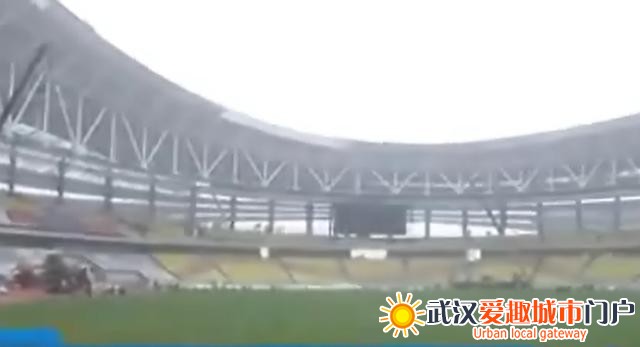 武汉卓尔2019中超新主场草坪铺设全部完工，本月底进行灯光调试！