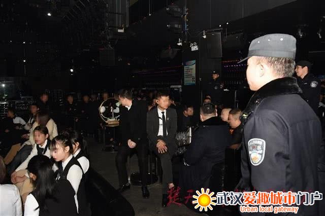 武汉出动警力5316人突击检查 一夜带走2450名男女