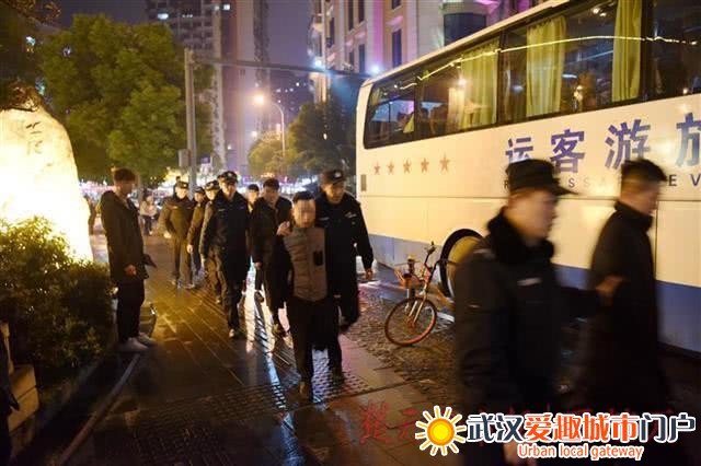 武汉出动警力5316人突击检查 一夜带走2450名男女