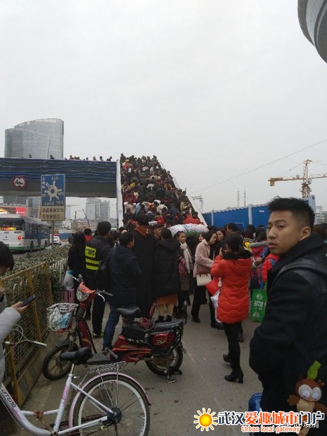 武汉，光谷民族大道，拥挤的人行天桥
